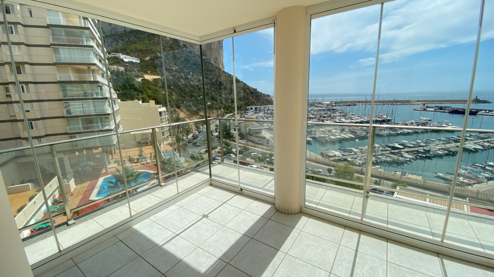 Te koop een spectaculair ruim appartement met panoramisch uitzicht op de zee, de haven van Calpe en Peñon de Ifach