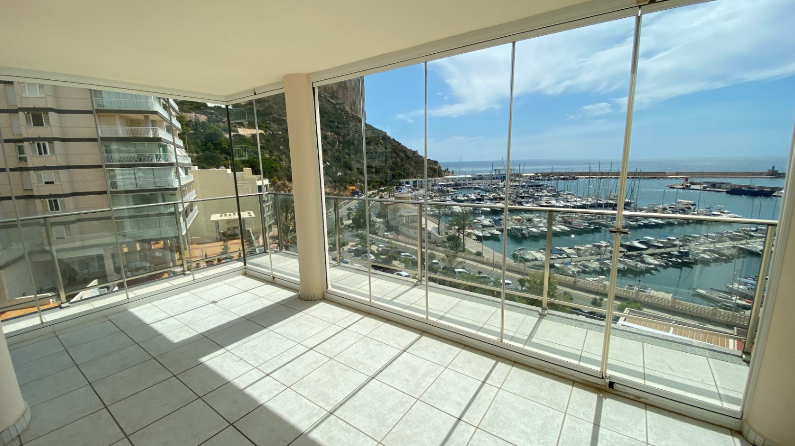 Zum Verkauf steht eine spektakuläre, geräumige Wohnung mit Panoramablick auf das Meer, den Hafen von Calpe und Peñon de Ifach
