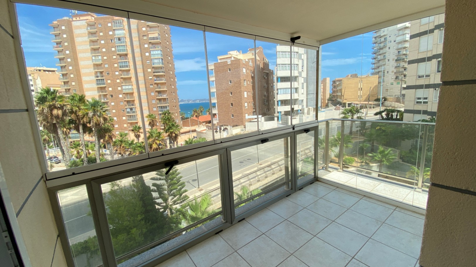 Продается эффектная просторная квартира с панорамным видом на море, порт Кальпе и Пеньон-де-Ифач