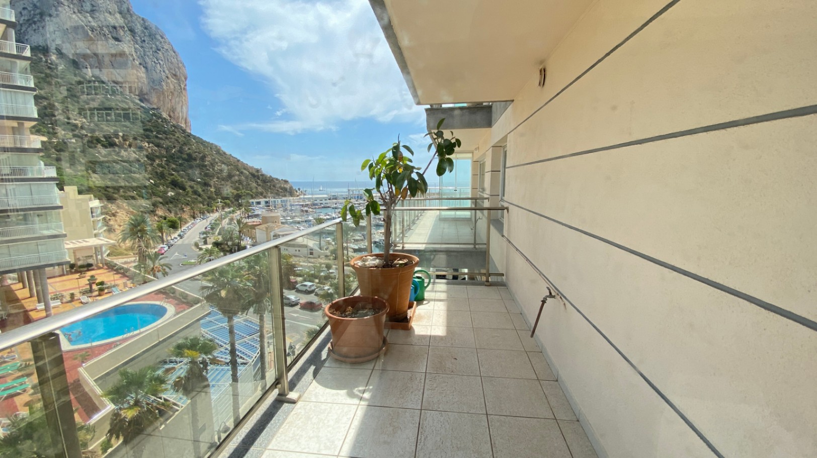 Se vende un espectacular amplio apartamento con vistas panoramicas al mar, puerto de Calpe y Peñon de Ifach