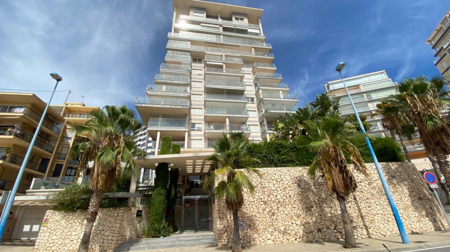 Zum Verkauf steht eine spektakuläre, geräumige Wohnung mit Panoramablick auf das Meer, den Hafen von Calpe und Peñon de Ifach