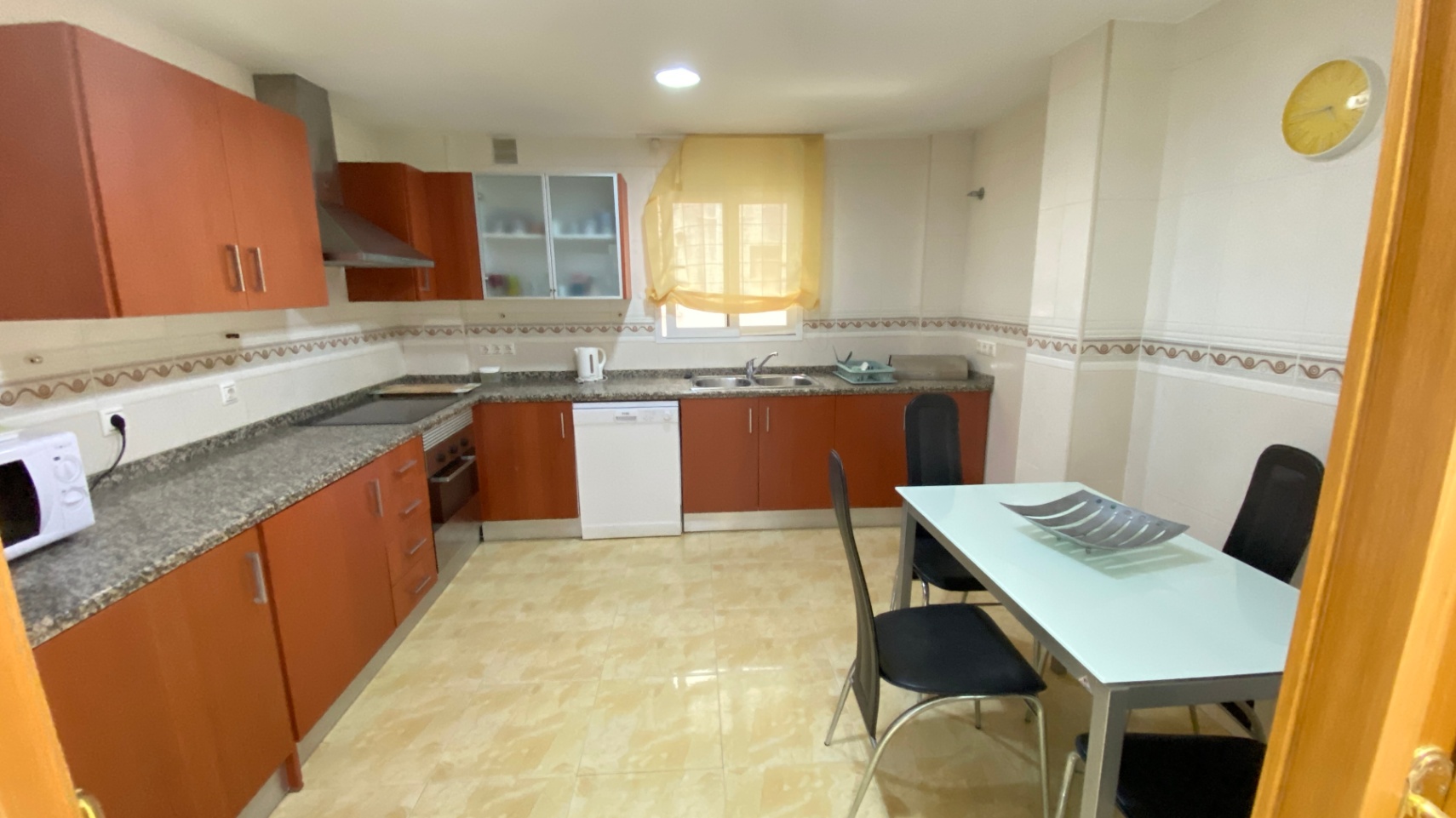Spacious apartment, 300 meters from Arenal beach in Calpe. The house has an area of 200m2 and consists of 4 bedrooms, 3 bathrooms, large living room, very large independent kitchen, 2 terraces, laundry room. Gas central heating. The building has a communal swimming pool. There is the possibility to buy 2 parking spaces for €25,000 each.