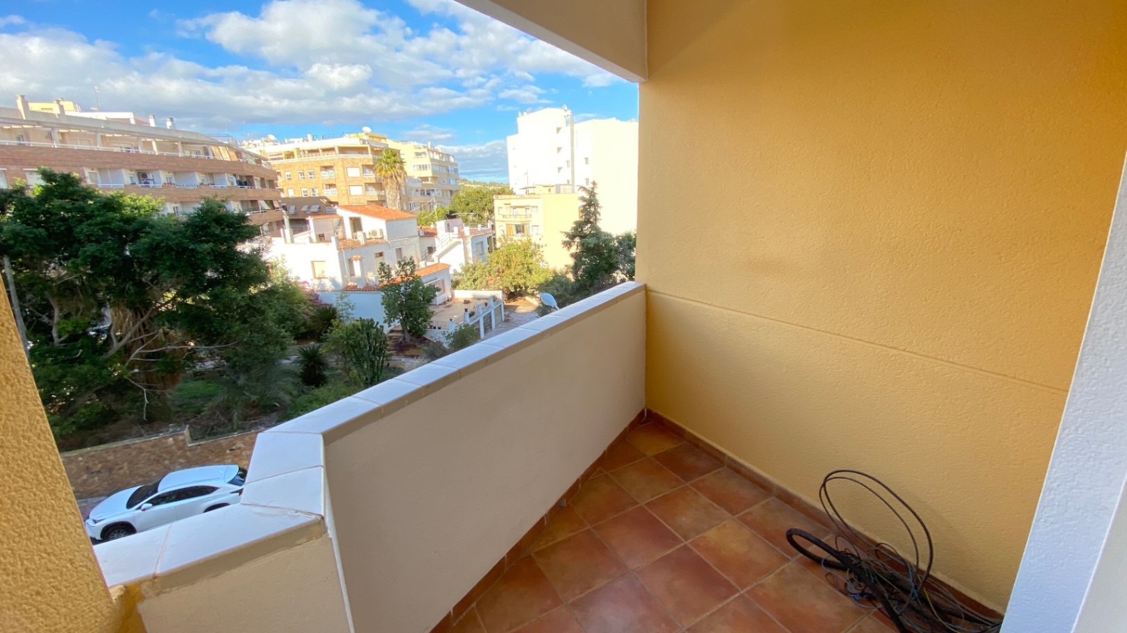 Spacious apartment, 300 meters from Arenal beach in Calpe. The house has an area of 200m2 and consists of 4 bedrooms, 3 bathrooms, large living room, very large independent kitchen, 2 terraces, laundry room. Gas central heating. The building has a communal swimming pool. There is the possibility to buy 2 parking spaces for €25,000 each.