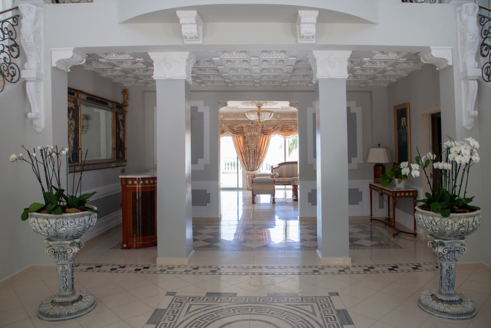 Продается изысканный комплекс, состоящий из двух величественных вилл, в живописном городке Альтеа, оазисе спокойствия на великолепном побережье Коста Бланка, всего в 60 км от аэропорта Аликанте