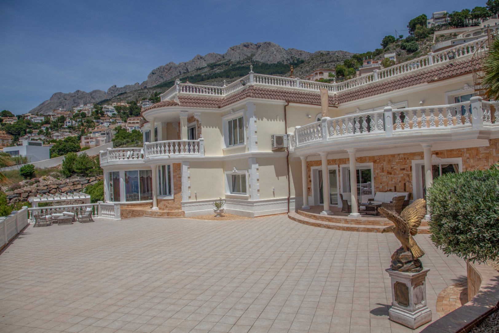 Te koop een voortreffelijk complex bestaande uit twee majestueuze villa's in het pittoreske stadje Altea, een oase van rust aan de schitterende Costa Blanca, op slechts 60 km van de luchthaven van Alicante.