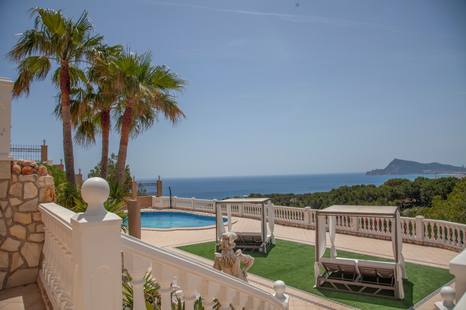A vendre un complexe exquis composé de deux majestueuses villas dans la ville pittoresque d'Altea, une oasis de tranquillité sur la resplendissante Costa Blanca, à seulement 60 km de l'aéroport d'Alicante.