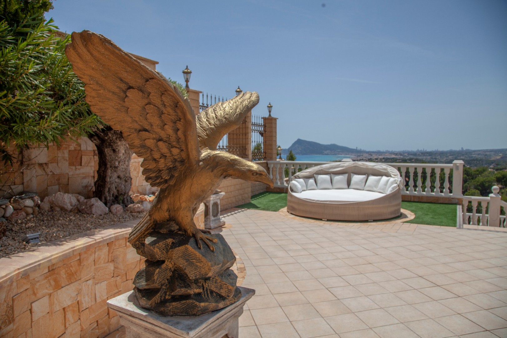 Продается изысканный комплекс, состоящий из двух величественных вилл, в живописном городке Альтеа, оазисе спокойствия на великолепном побережье Коста Бланка, всего в 60 км от аэропорта Аликанте