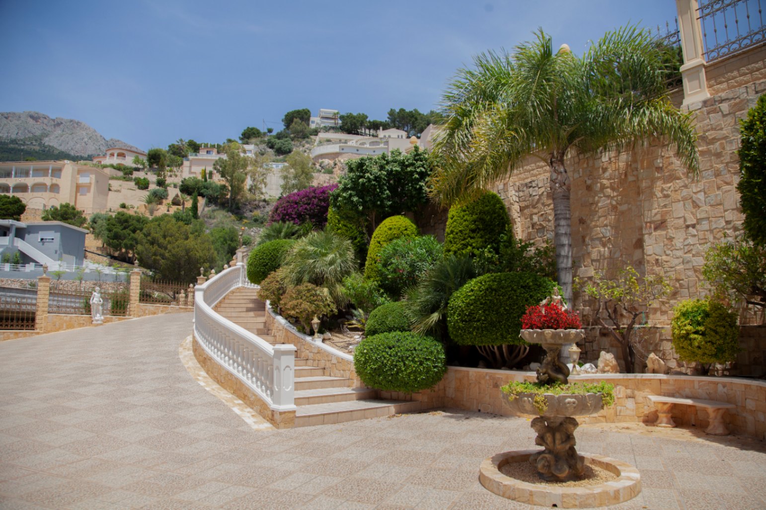 A vendre un complexe exquis composé de deux majestueuses villas dans la ville pittoresque d'Altea, une oasis de tranquillité sur la resplendissante Costa Blanca, à seulement 60 km de l'aéroport d'Alicante.