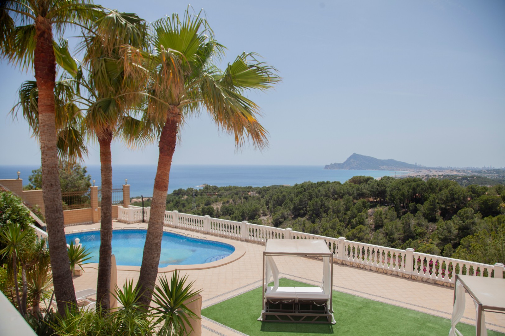 Te koop een voortreffelijk complex bestaande uit twee majestueuze villa's in het pittoreske stadje Altea, een oase van rust aan de schitterende Costa Blanca, op slechts 60 km van de luchthaven van Alicante.