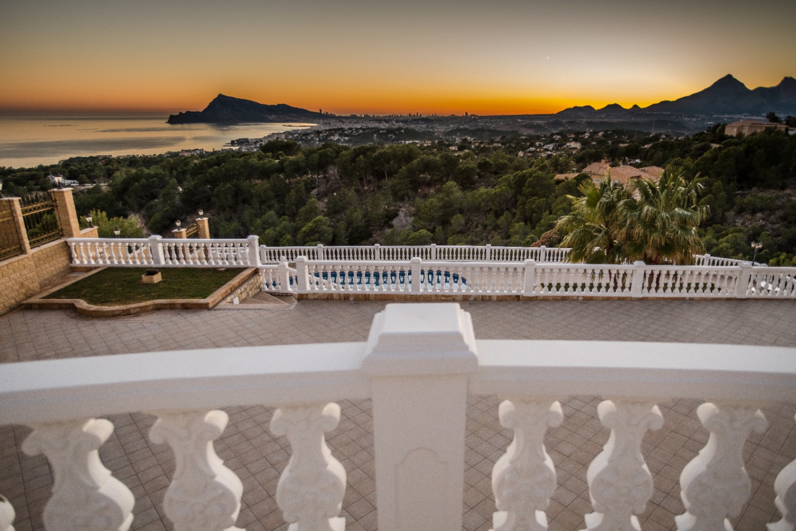 Se vende un exquisito complejo compuesto por dos villas majestuosas en la pintoresca ciudad de Altea, un oasis de tranquilidad en la resplandeciente Costa Blanca, a solo 60 km del aeropuerto de Alicante
