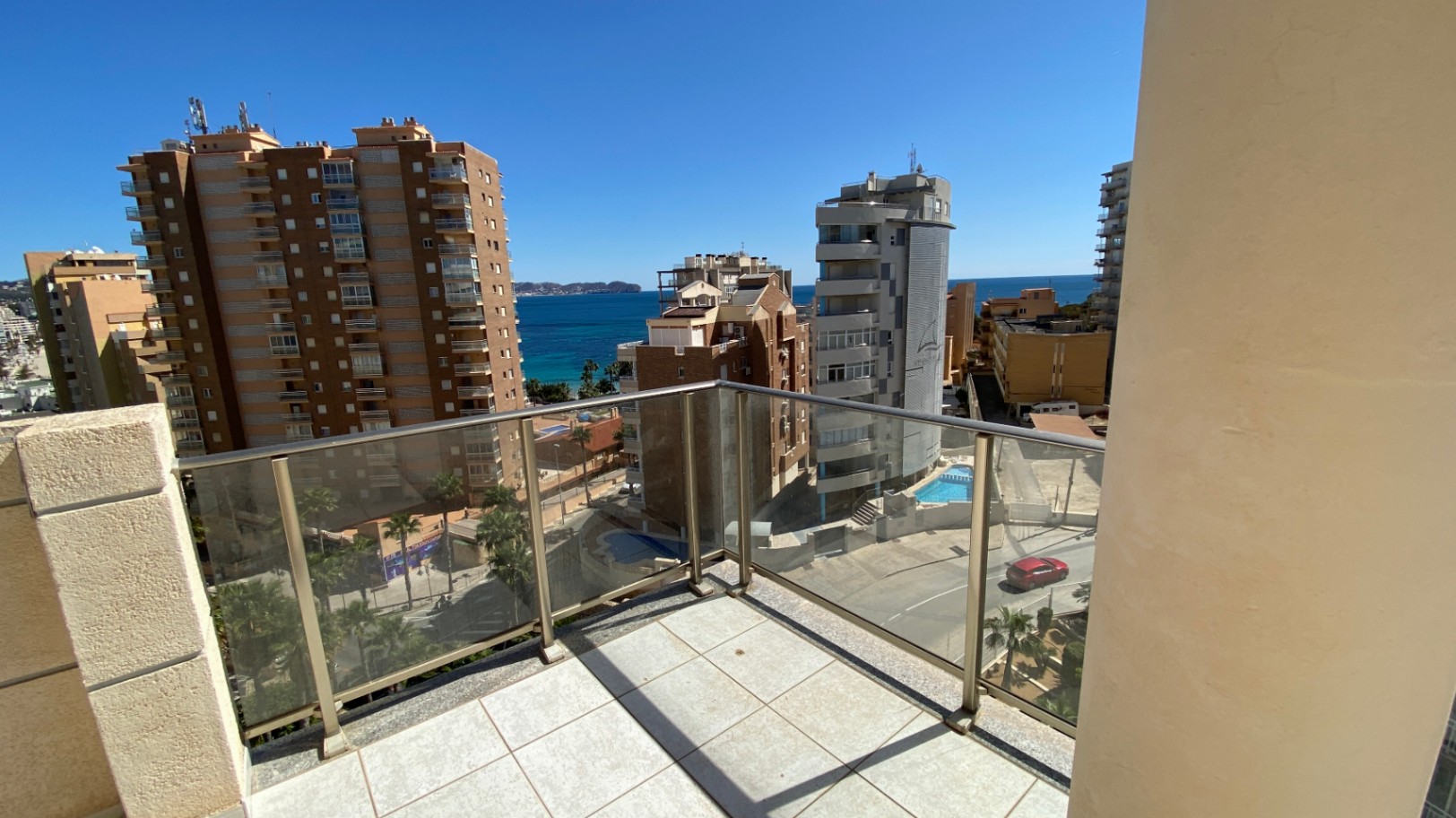 Jaarlijkse huur! Ruim en gezellig appartement met panoramisch uitzicht op zee in de haven van Calpe.