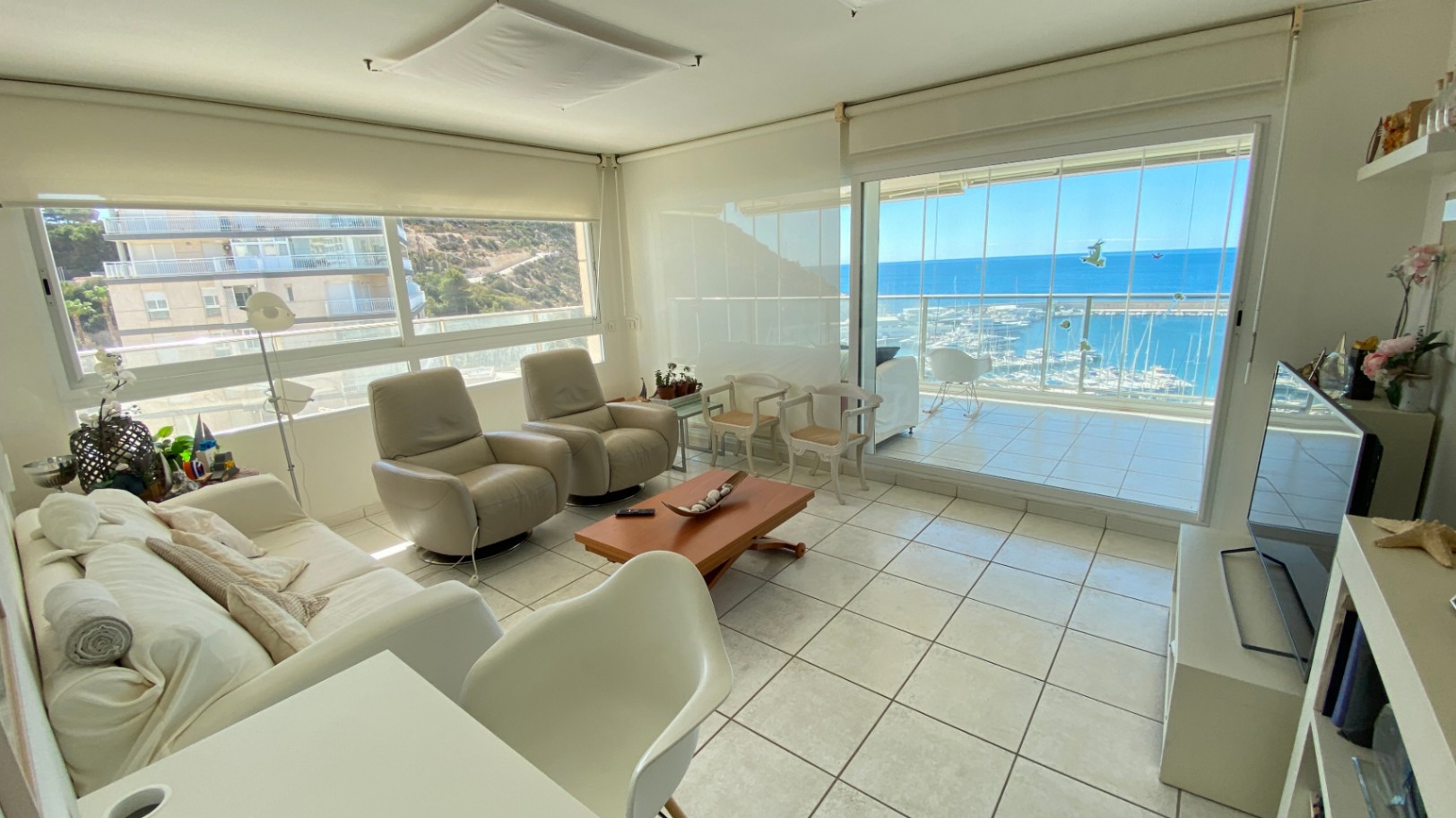 Annual Rent! Spacious and cosy apartment with panoramic sea views in the port of Calpe.