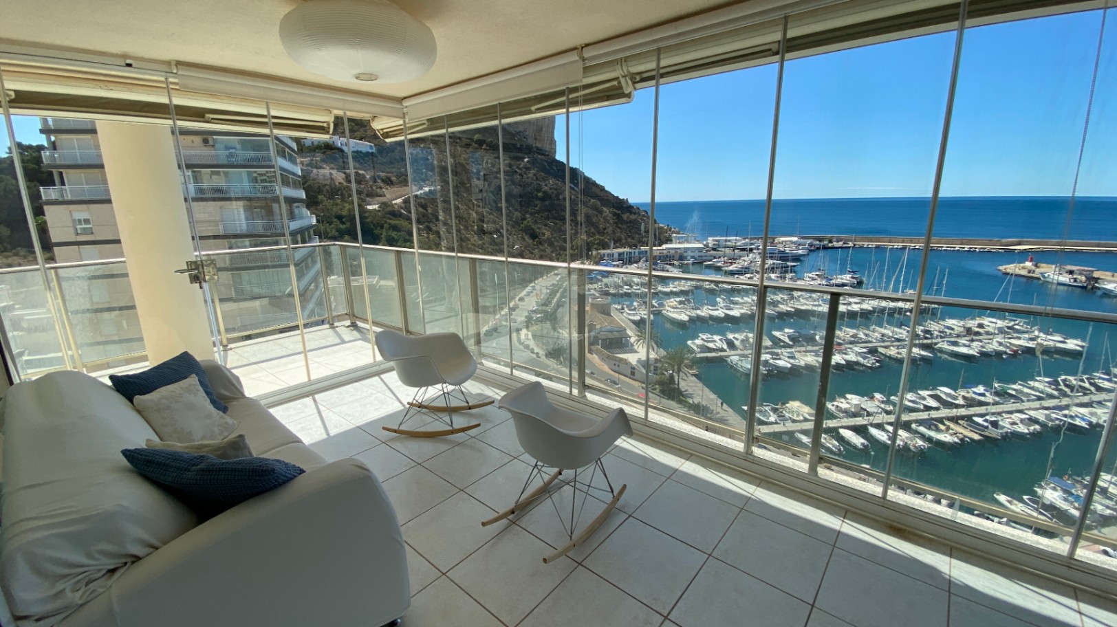 Loyer annuel ! Appartement spacieux et confortable avec vue panoramique sur la mer dans le port de Calpe.
