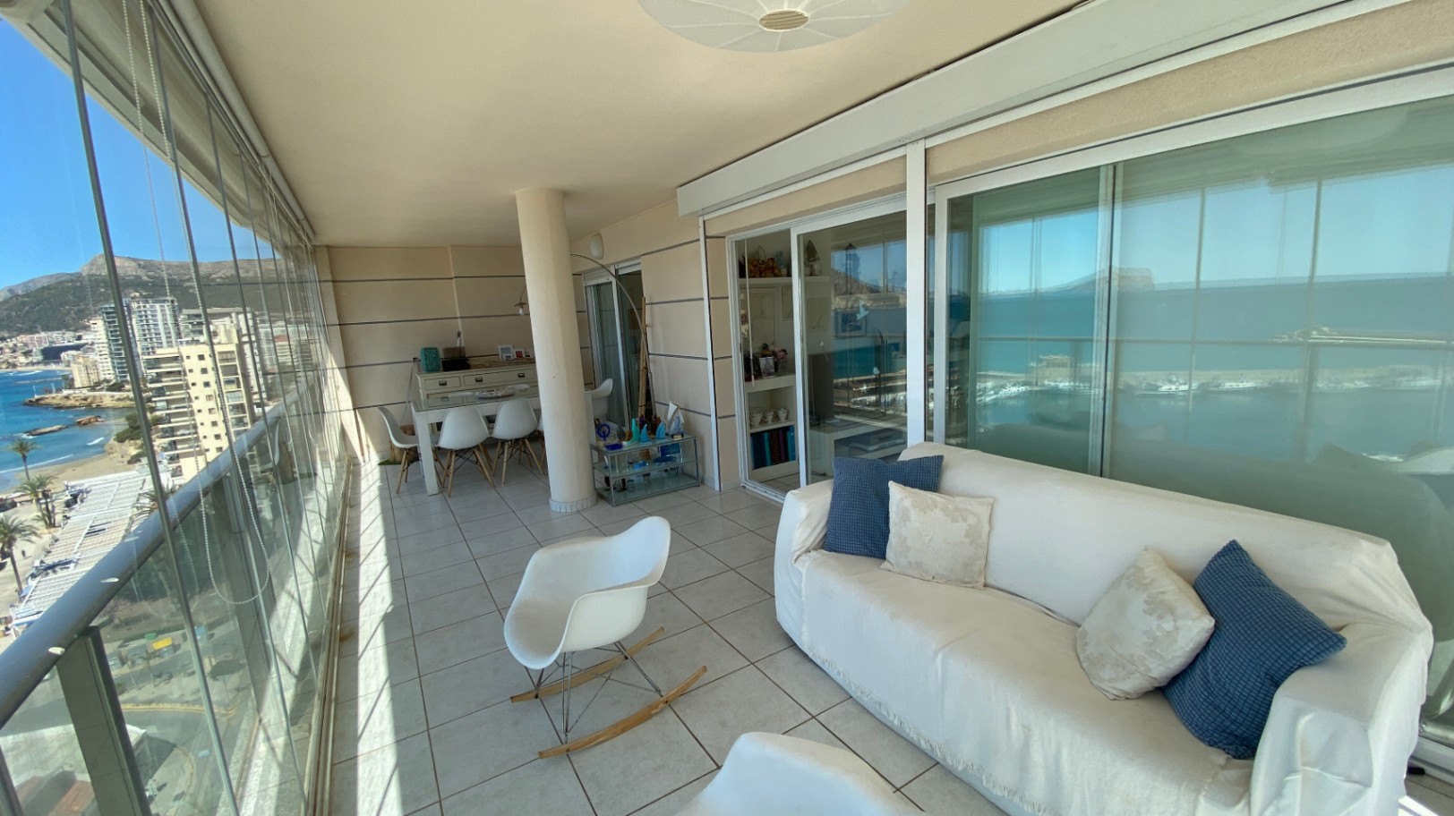 Alquiler anual! Amplio y acogedor apartamento con vistas panorámicas al mar en el puerto de Calpe.