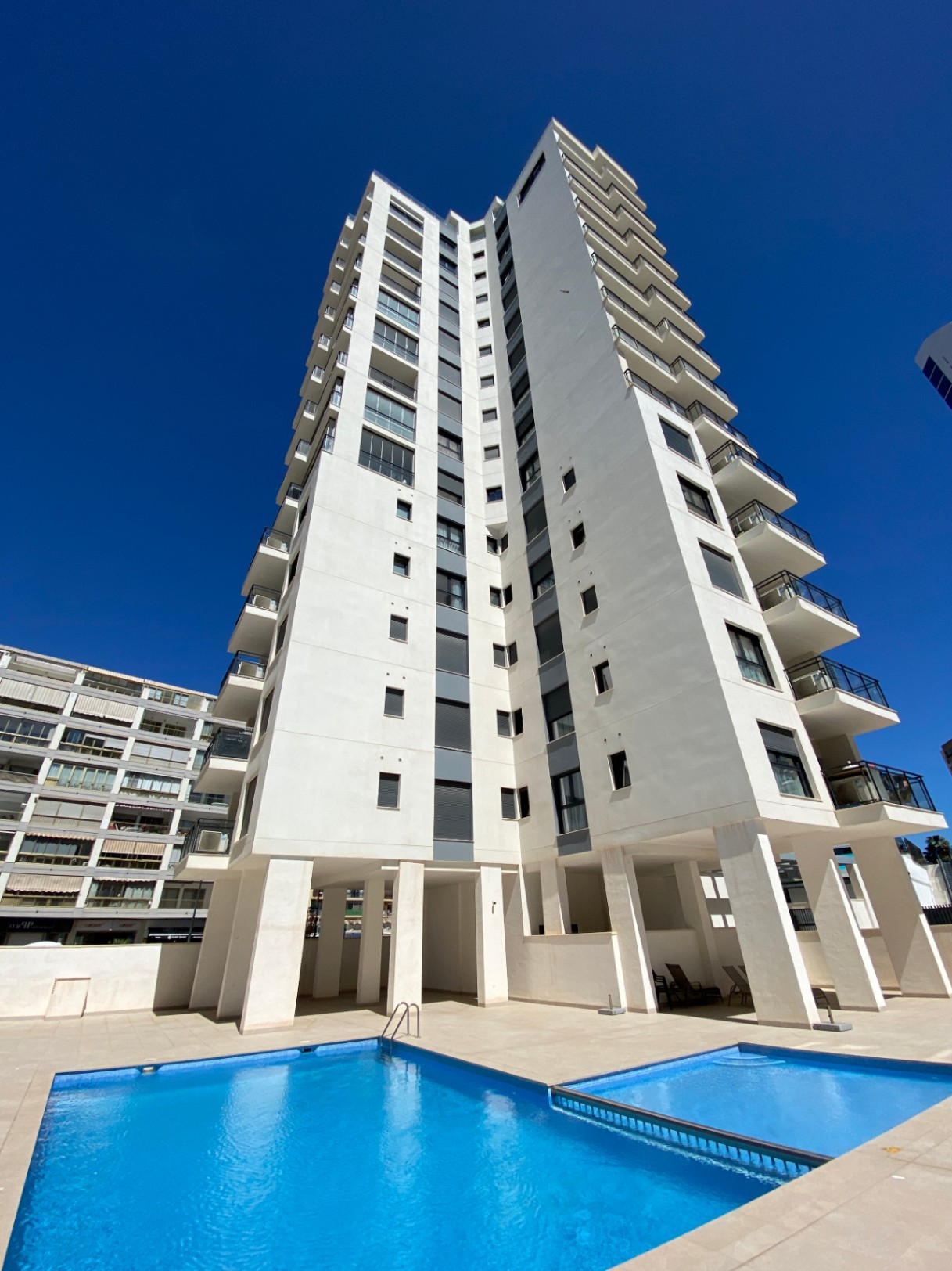 Alquiler anual! Moderno luninoso apartamento con vistas al mar en la playa Arenal-Bol de Calpe.