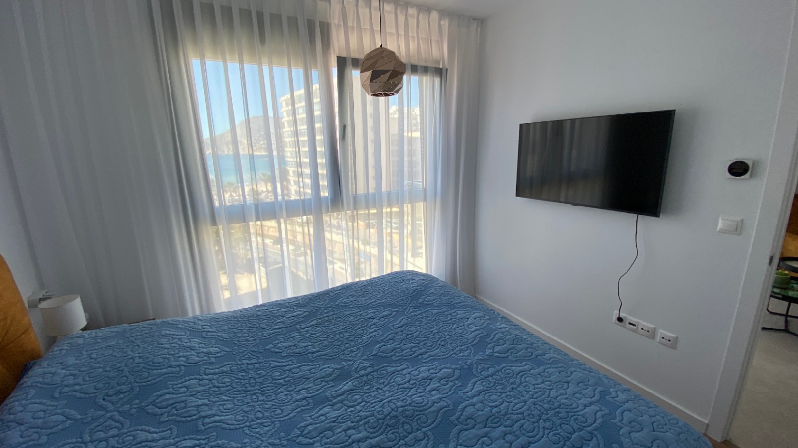 Годовая арендная плата! Современная квартира с видом на море на пляже Ареналь-Бол в Кальпе.