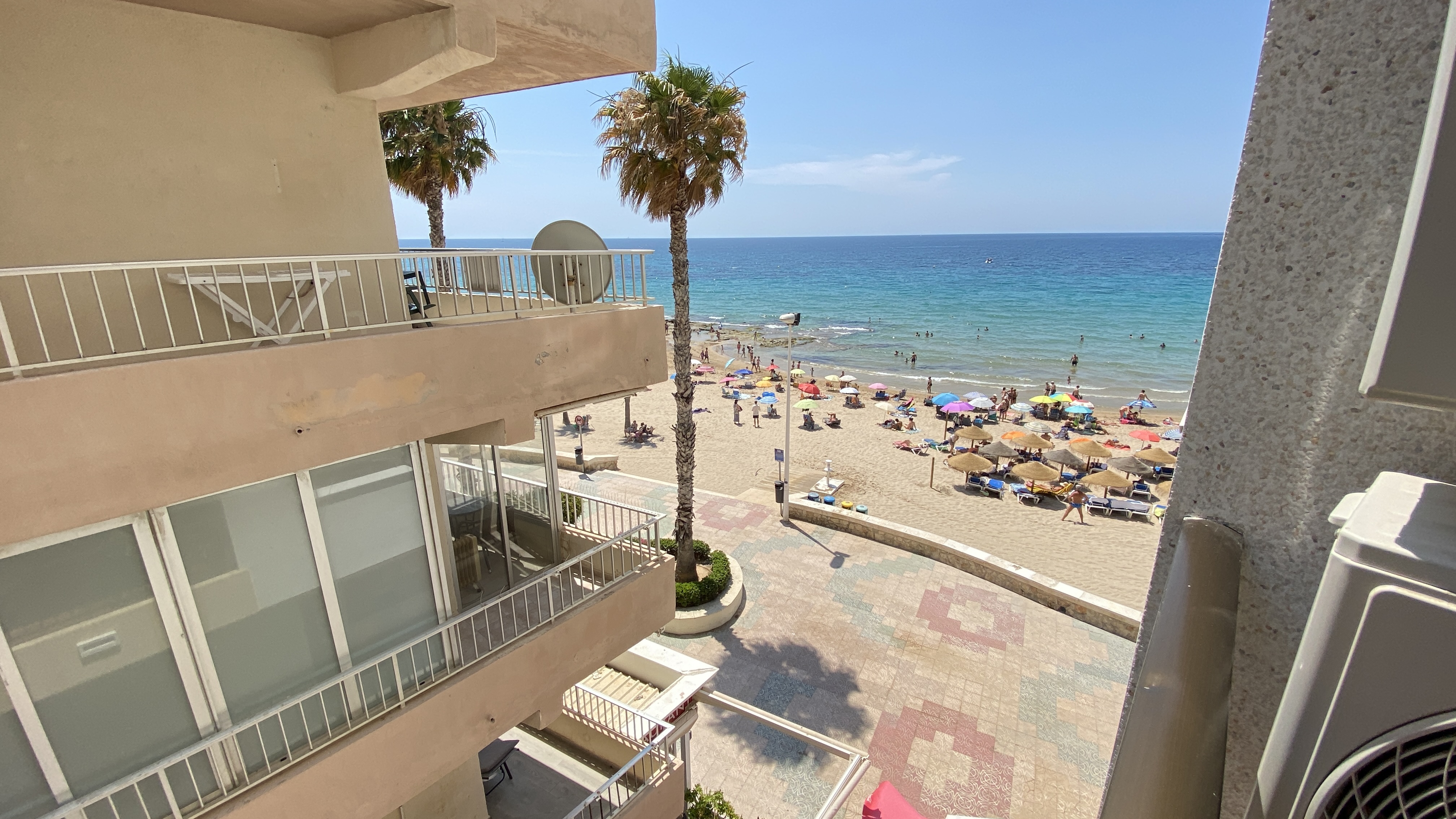 Unique investment opportunity! Modern apartment located in the Caribe Playa building on the first line Arenal Bol in Calpe